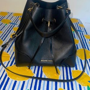 Michael Kors blac bucket bag ❤️